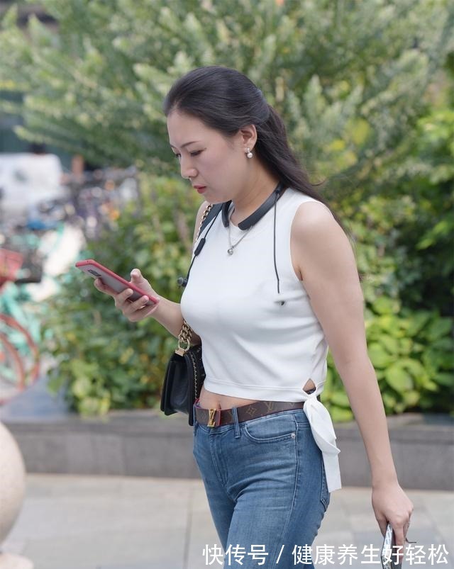 白色 黑色露肩上衣搭配白色短裤,黑白色系,给人一种简洁大方的感觉!