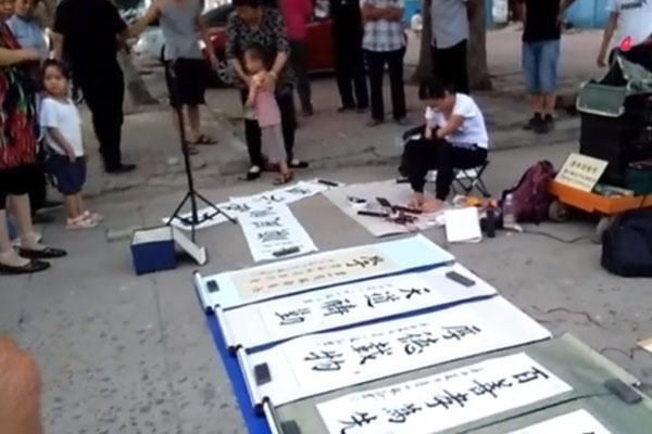 欧楷!一位没有双手美女的“地摊书法”,用脚写欧楷榜书,用笔险绝精到