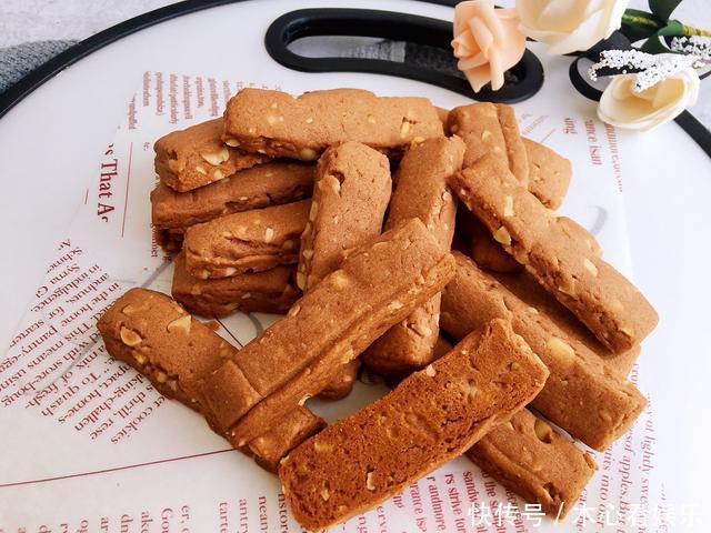 花生做成|花生还能怎样吃此款酥脆的花生小饼干,吃完一根就会想吃第二根