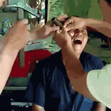 |搞笑GIF图:千万不能和大人一起玩跳跳床,不然就不是卡那了