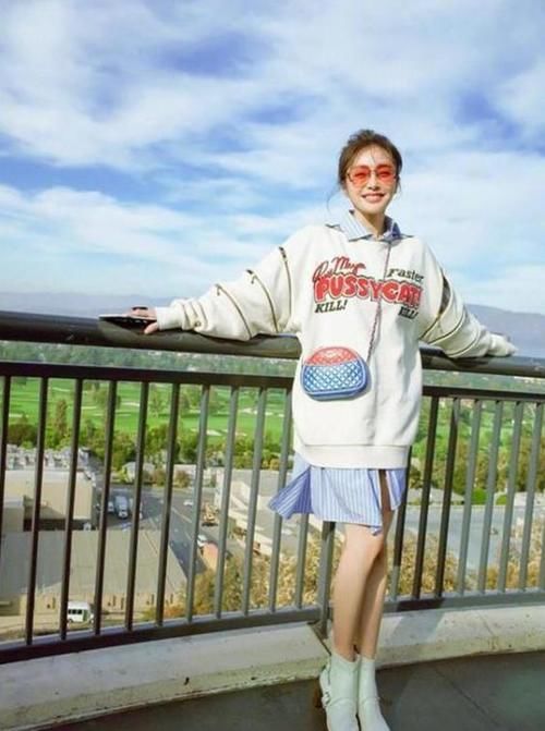 “卫衣+衬衫”才是2021年春天最火混搭,时髦减龄又显气质