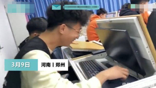 高校突然换了新型课桌，男生打开桌面后，一阵惊呼瞬间逗笑网友!