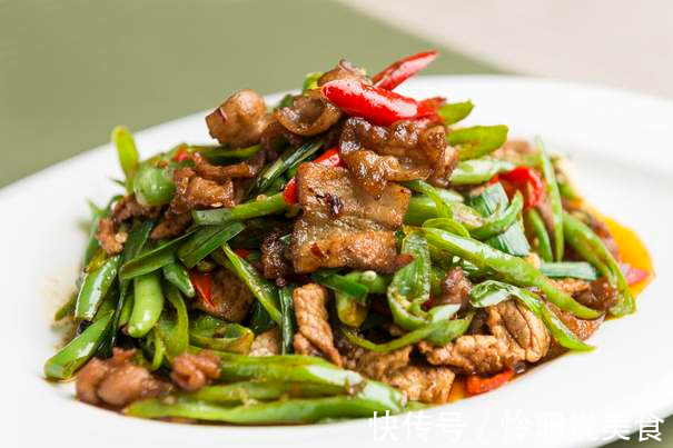 做辣椒炒肉,先炒辣椒还是先炒肉记住2个技巧,肉片滑嫩辣椒香