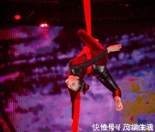 曾被診斷癱瘓傷殘,30歲卻手握長(zhǎng)綢高空翱翔,這位雜技巾幗太颯了