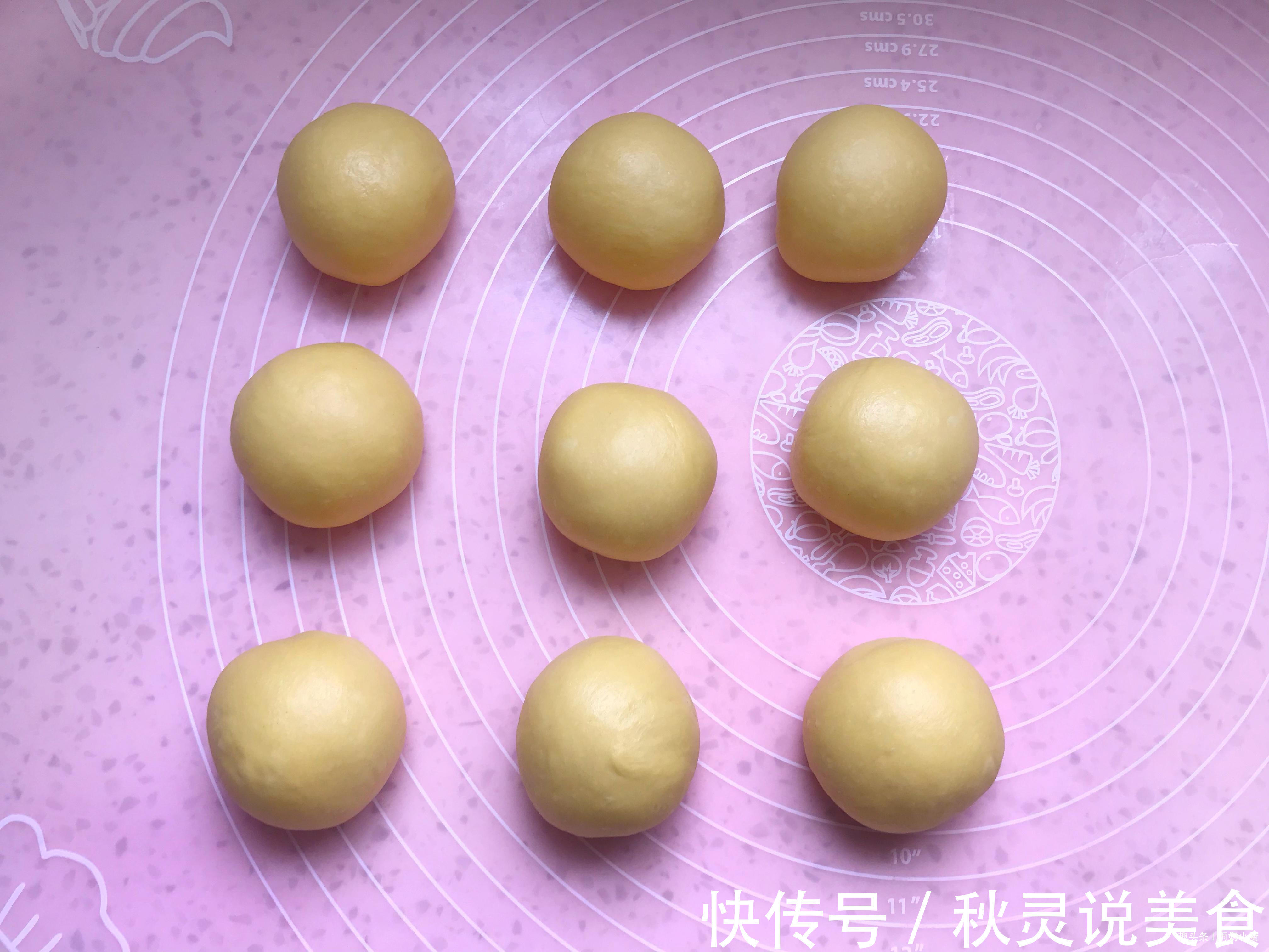 南瓜别煮粥了,加点面粉做此物,色泽金黄又营养,大小朋友都爱吃