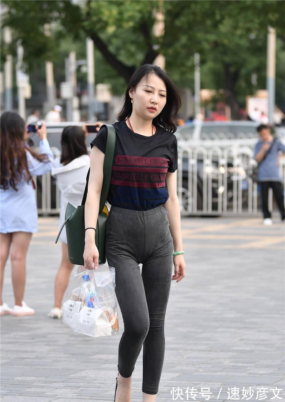 半袖|深灰色紧身裤,搭配黑色半袖,脚下的细跟凉鞋,换成单鞋更好