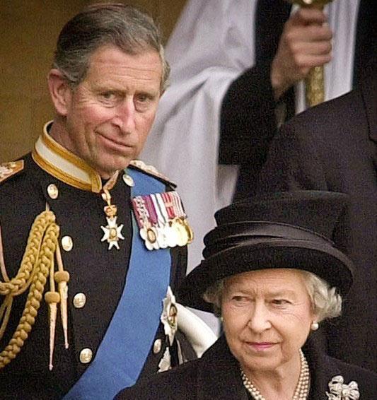 睡着|有妈的孩子像块宝:70岁查尔斯看球睡着,92岁女王微笑不忍叫醒他