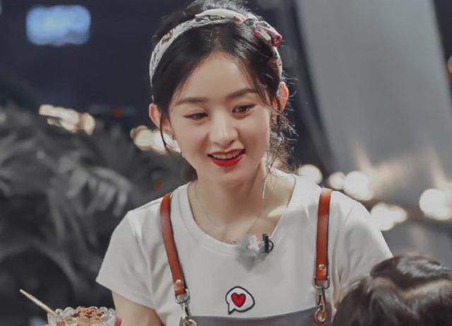 穿搭|赵丽颖异装回归《中餐厅5》,路透装备太“潮”,同行两人引注意