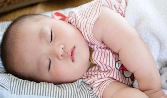 小宝宝|宝宝睡觉时若有3个动作，说明脑部发育相当不错，是个聪明娃！