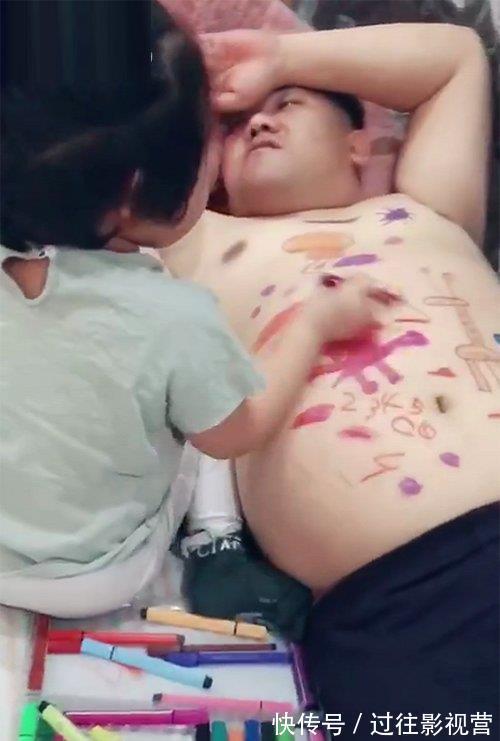 画板|妈妈让爸爸陪女儿画画,回屋查看笑喷了,网友:好奢侈的真皮画板