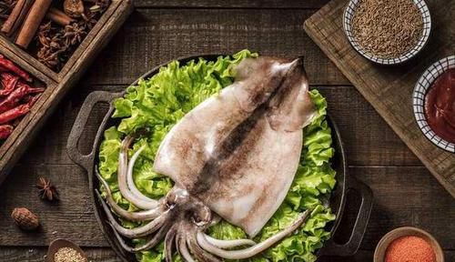 干鱿鱼只用水是泡不软的，老渔民教你一招，泡得又快又新鲜