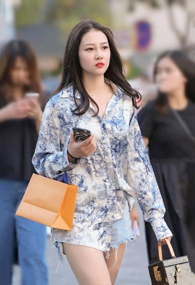 气质女孩的优雅穿搭, 水墨印花衬衫搭配牛仔短裤, 满满的国风韵味
