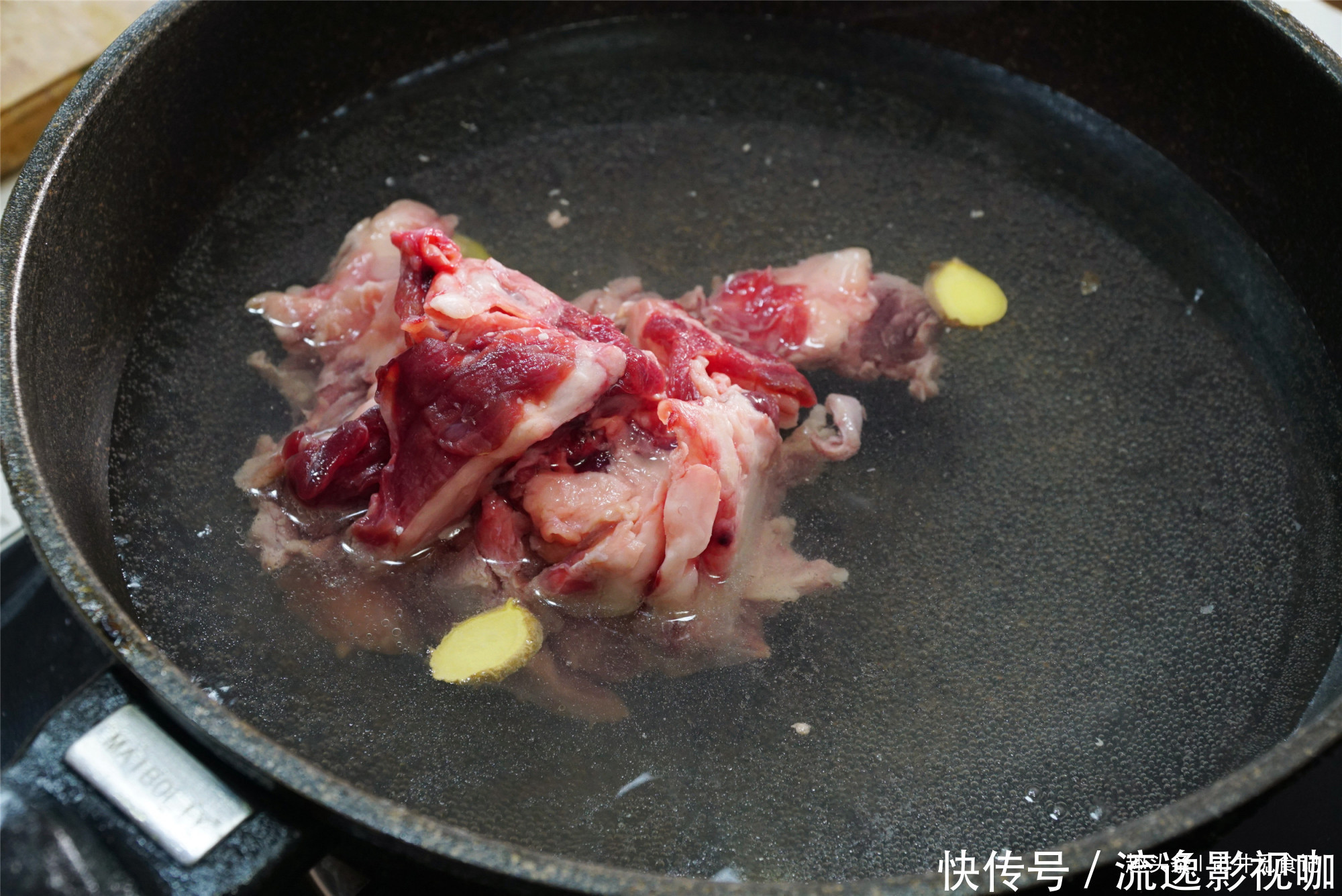 炖牛肉|炖牛肉时，先放盐还是后放盐顺序不对，难怪牛肉不烂不入味