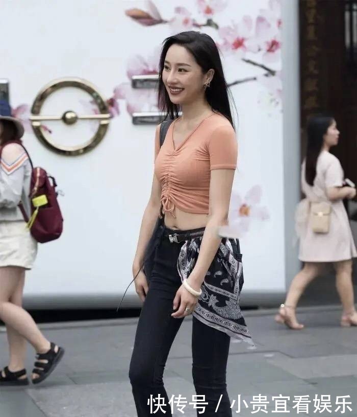 风韵|小姐姐简约时尚的穿搭，不仅彰显了成熟的风韵，还非常减龄