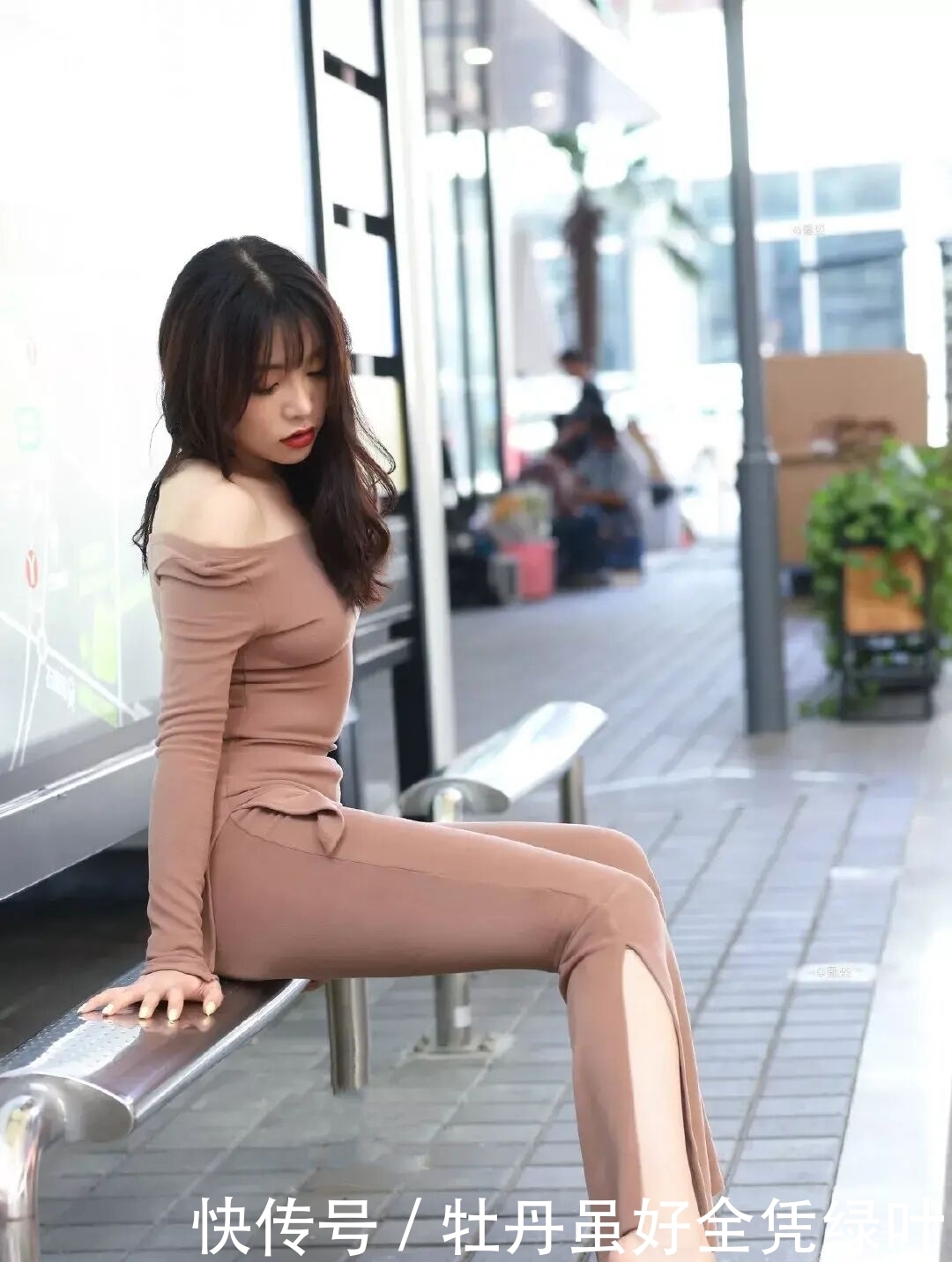 打底裤该收一收了，“铅笔裤”如今更吃香，别拿鸡蛋碰石头了！