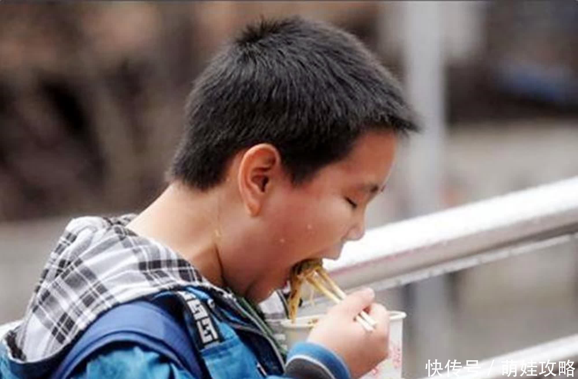 菲菲|中国妈妈常做的三种“糊弄早餐”,看似省事有营养,实则害娃不浅