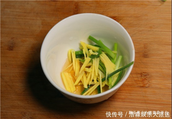 味道|做清蒸鱼时,放生抽还是放蒸鱼豉油都不对!大厨教你正确做法