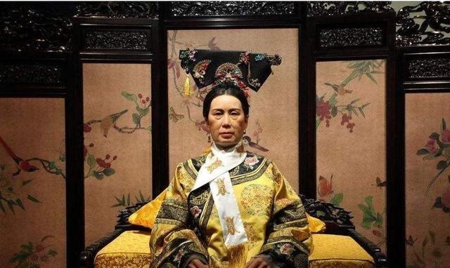 清朝|这个女人比武则天还强硬，却只知道享乐，尸体被挖出后连狗都嫌弃