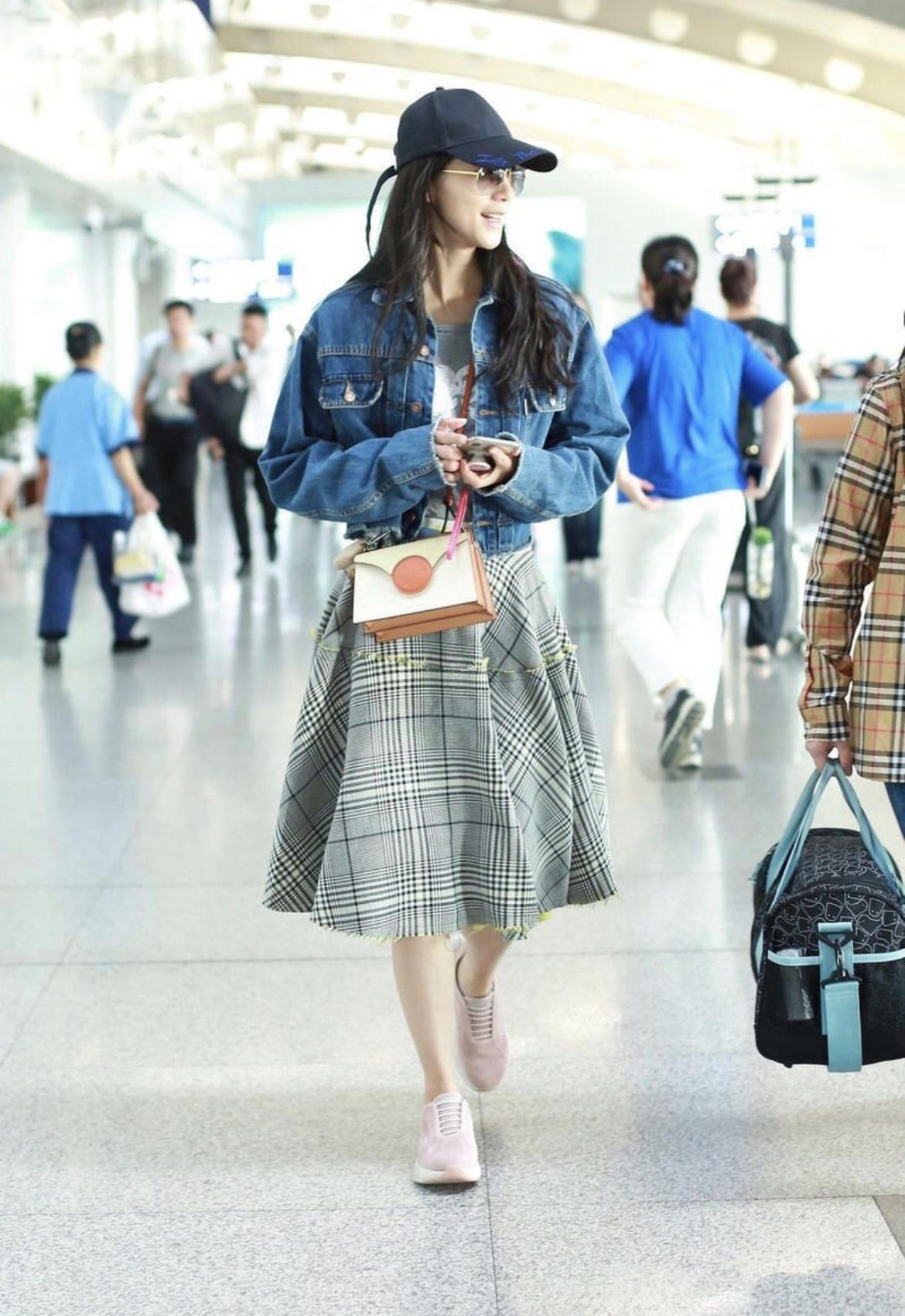 包臀裙|马蓉的夏季机场造型还挺潮流！针织衫搭配格纹半身裙，简约洋气