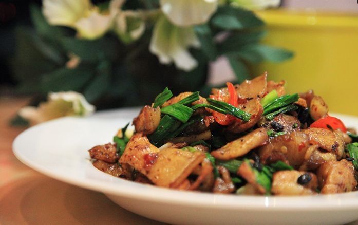 炒回锅肉，肉焯水后直接下锅炒就错了，厨师教一招，香嫩好吃不油