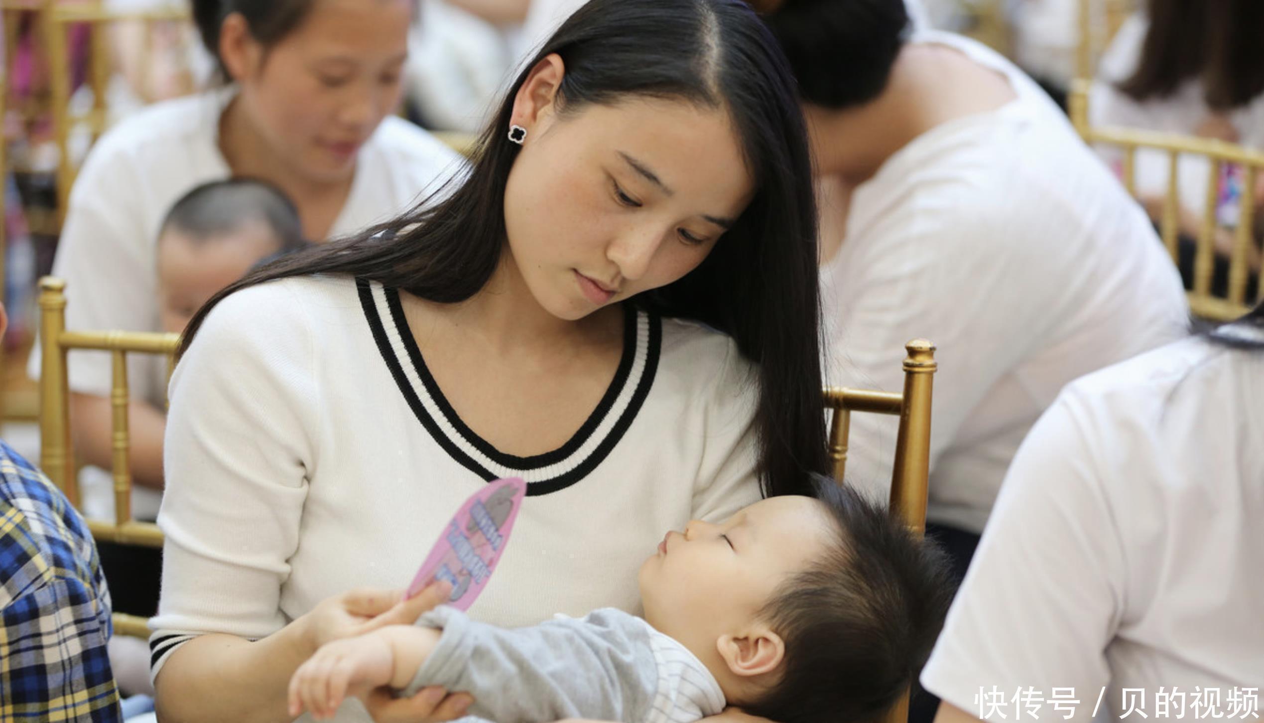 妈妈|“操心宝宝”火了,嫌弃妈妈逛街穿得太“清凉”,拼命往上拉衣服