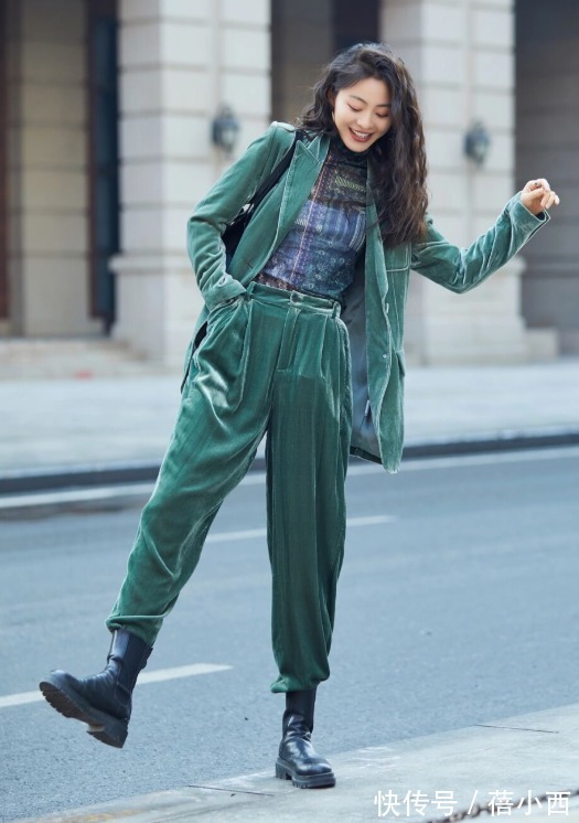 亮色系 “西装”别再搭配牛仔裤了,今年流行“成套穿”,简单大气有气场