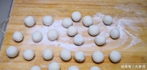 黑芝麻汤圆新做法,最后滚一下,煮时不破皮不露馅,香甜可口不腻