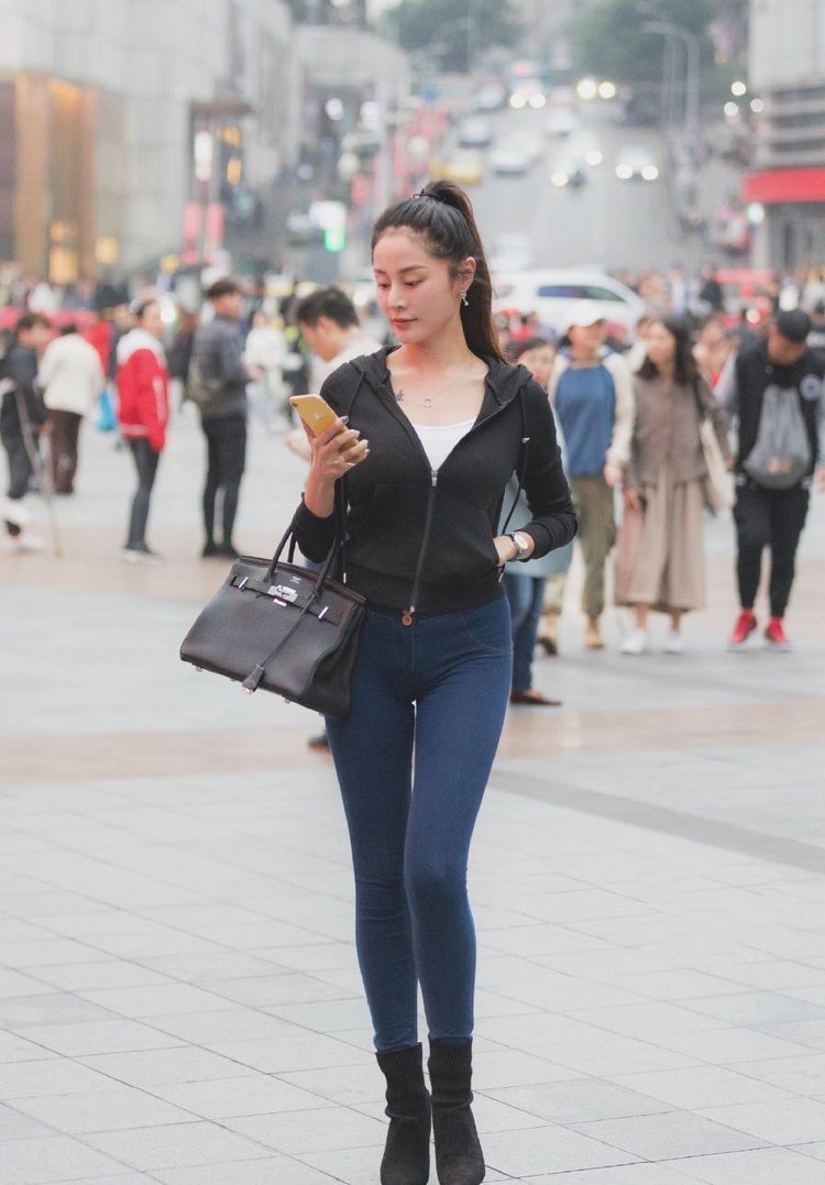 美女|美女清凉穿搭非常好看，给人的感觉光鲜靓丽，尽显曼妙身姿