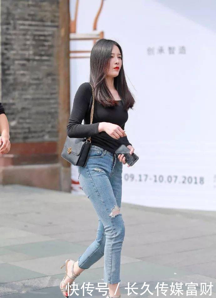 美女搭配一双黑色的高跟凉鞋,让整体的搭配气质更胜一筹