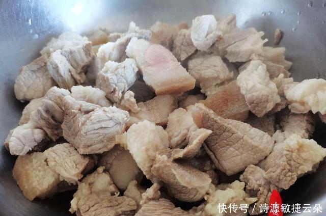 红烧肉|家里烹饪红烧肉时,记得放些干菜一起炖,肉香菜也香