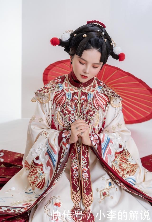 悬崖上的金鱼公主|这件汉服很特别,像是“戏服”,萌新很喜欢,资深同袍却很抵触