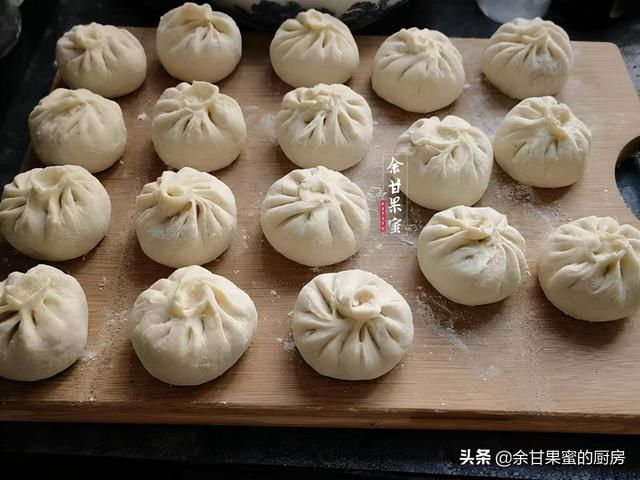 一款家常水煎包，从调馅到出锅，鲜美多汁好味美，出锅就吃仨