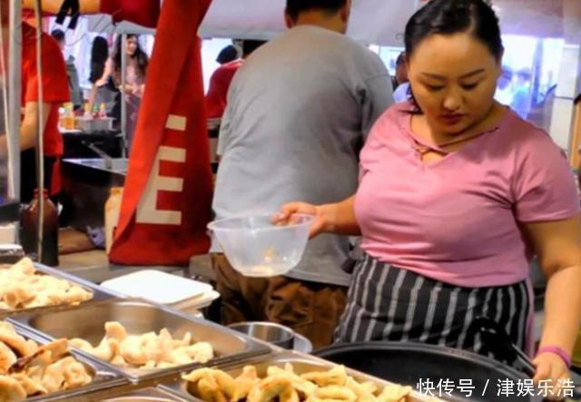 小夫妻在英国卖“特色小吃”,25元1份,刚出摊老外就排队