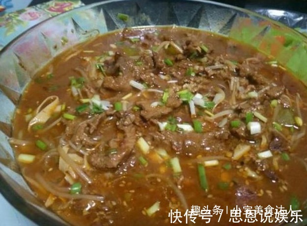 老公月薪8千元，做晚餐犒劳老公，婆婆看到饭菜后，吃饭不是喂猪