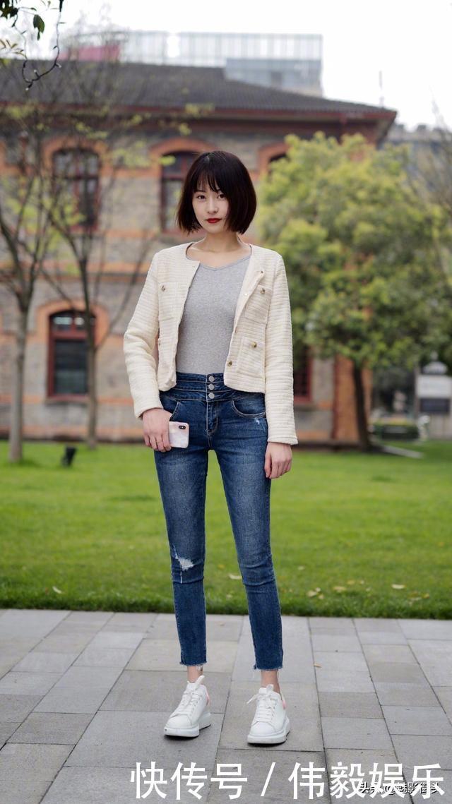 牛仔裤休闲又不失淑女范，搭配小白鞋更是充满了清纯活力气息