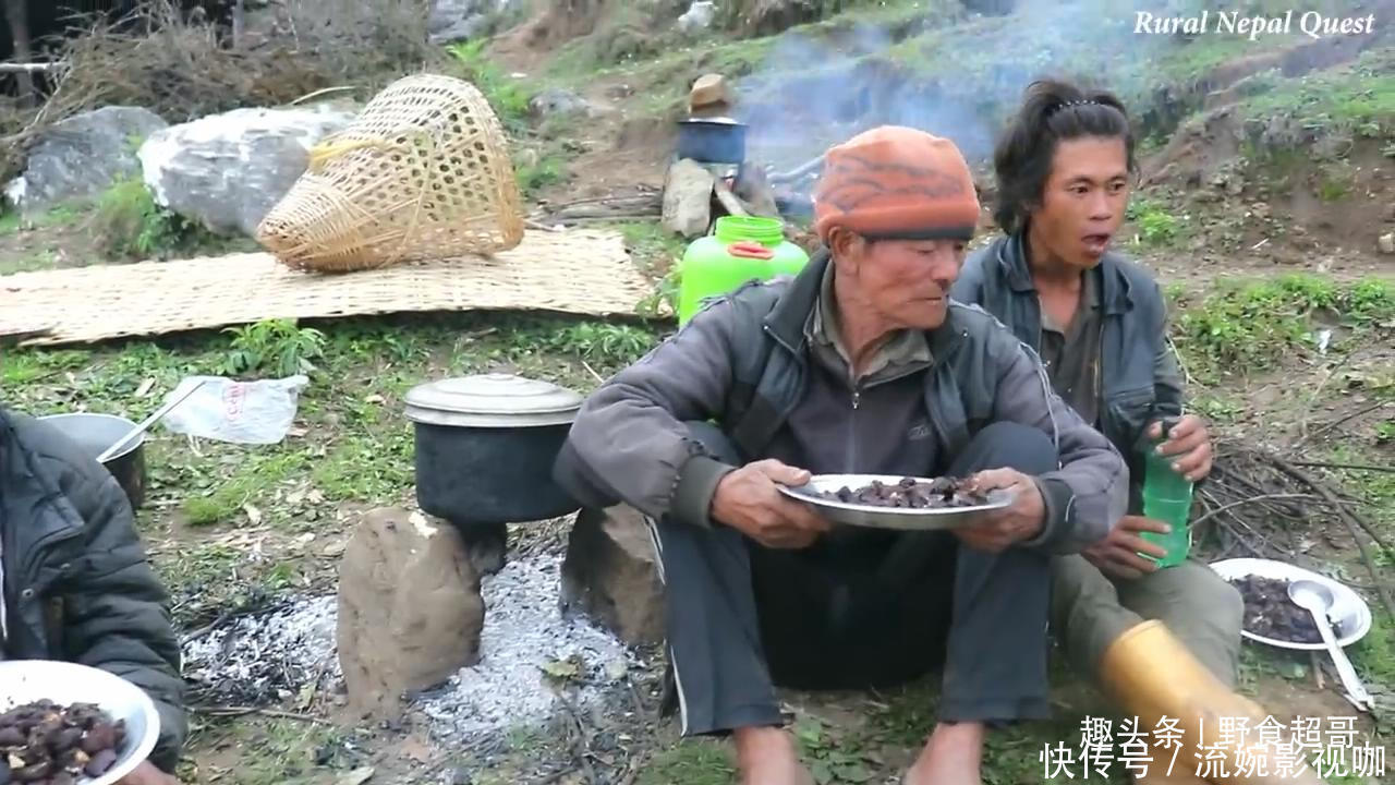 中国小伙在尼泊尔花8000卢比买下一头羊,请当地老人吃羊肉