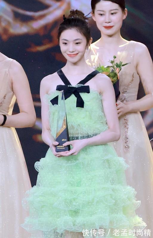 裙摆|刘浩存连生图都这么美,穿纱裙又嫩又甜,漏齿笑更俏皮