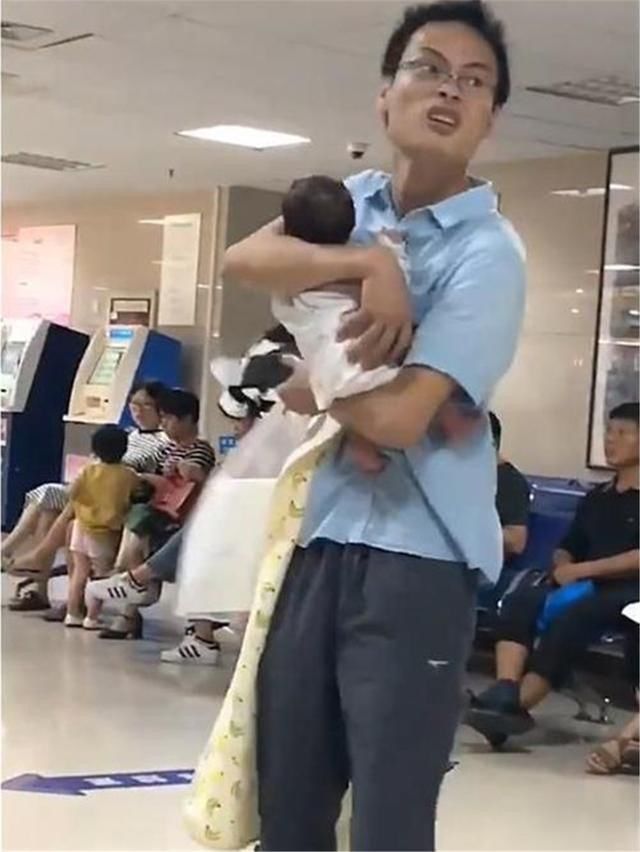 全身|“慌张宝爸”意外火了,抱着孩子全身都在抗拒,转过身来网友乐了