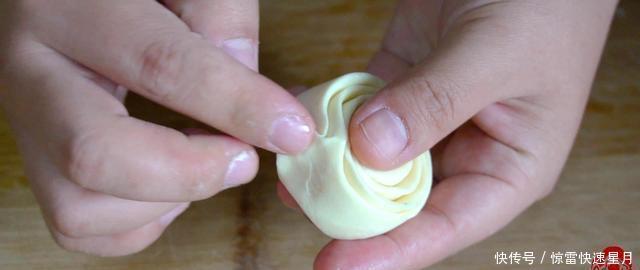 分享|蒸花卷时,和面别只放水和酵母粉,分享技巧经验,松软亮白不发硬