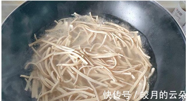 大鱼大肉|夏季，吃肉不如吃豆丝，富含蛋白质汤里煮一煮，8元做一盘，香嫩！