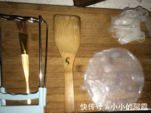 “凉皮”的懒人做法,其实很简单,筋道爽滑,好吃还不上火