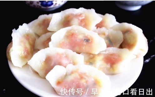不用澄粉，不用土豆淀粉，大厨教您一招，简单一烫，饺子晶莹剔透