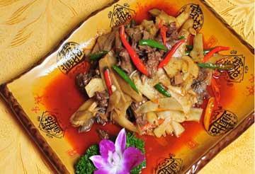 美食推荐:红枣煨肘、枸杞拌菠菜、双椒姜爆鸭制作方法