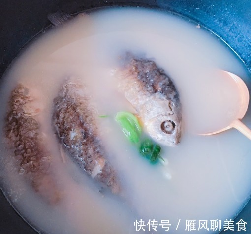 炖鲫鱼汤|炖鲫鱼汤，别直接下锅炖！再加这一步，汤浓味儿美，肉质鲜嫩不腥