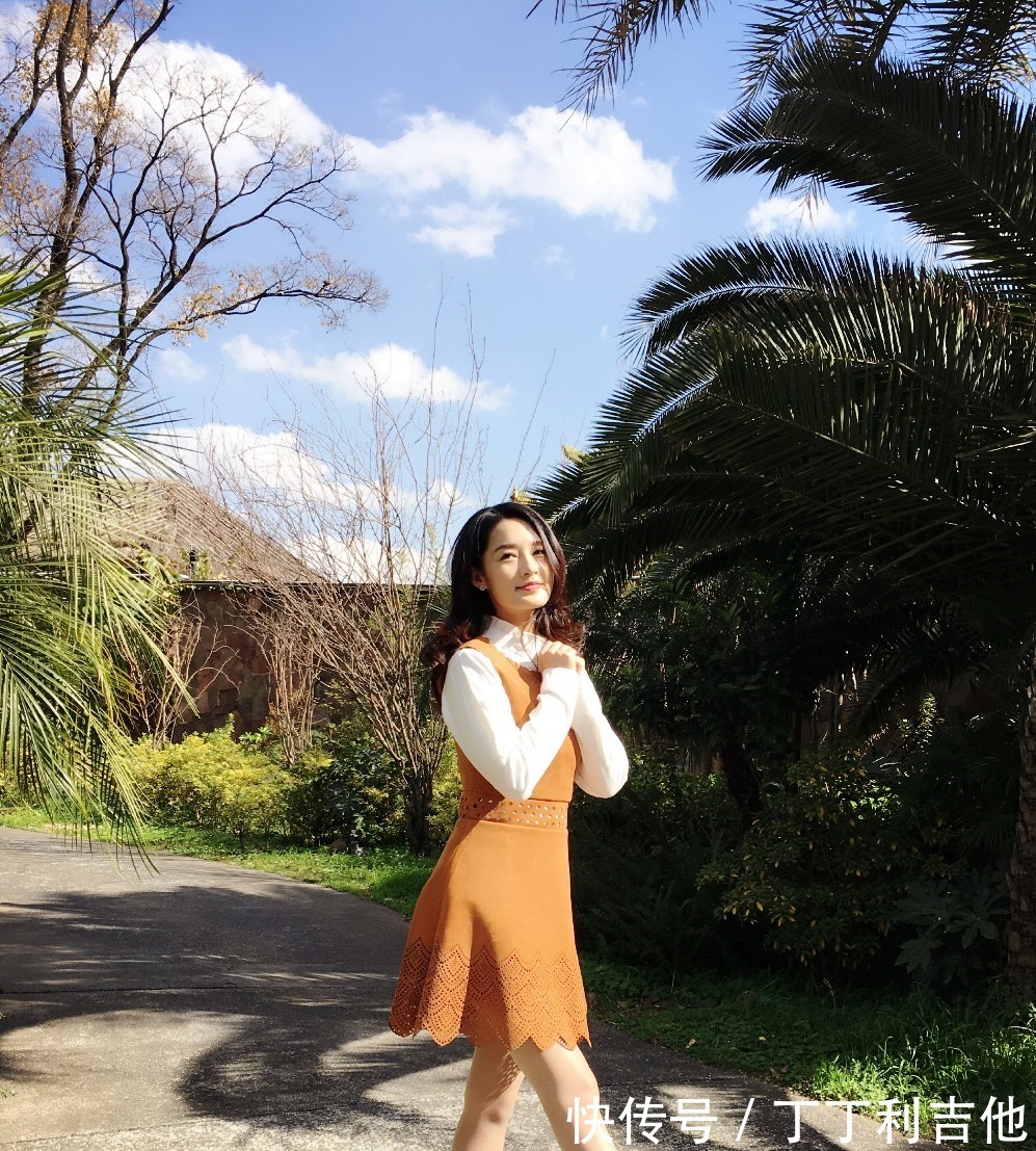 街拍照|李沁街拍照曝光,穿牛仔短裤秀“漫画腿”,长发披肩美成校园初恋
