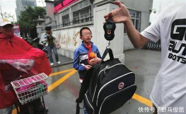 乔老师|“儿子的书包我拎不动”初一孩子书包重达20斤,网友的评论很中肯