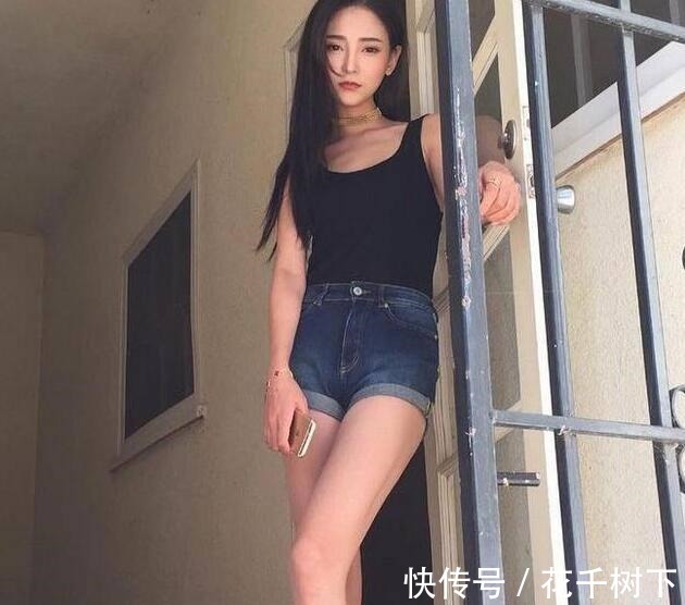 百搭|五官精致的牛仔裤美女,散发迷人气质,回头率十足!