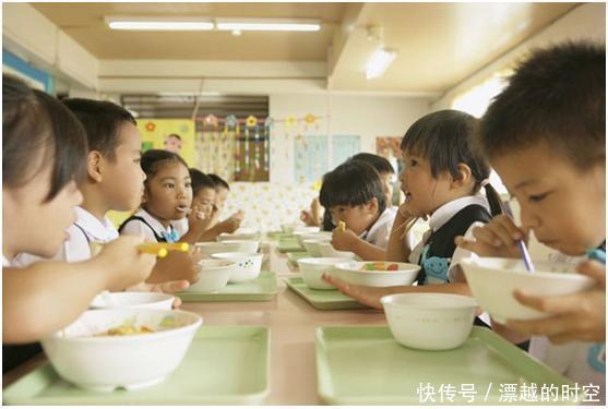 为何孩子在家要人喂,在幼儿园却能自己吃老师说出了其中的奥秘