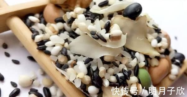 白发|黑豆加“它”泡水,坚持每天喝,乌发养颜,白发悄悄变黑发!