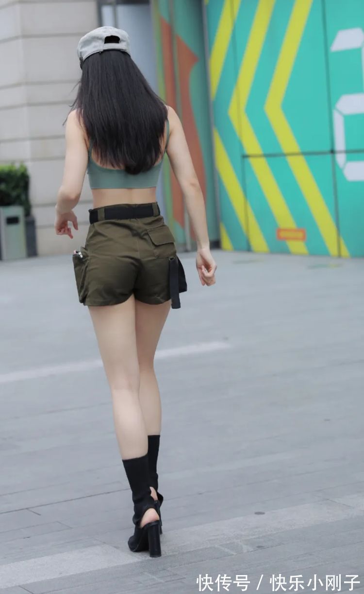 健身运动 运动吊带衫搭配着短裤,秀出了女孩完美的腹肌